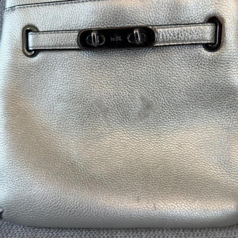 πβ¨ Coach Metallic Silver Pebbled Leather Crossbody Bag β¨π - Picture 7 of 10